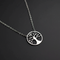 Détail du pendentif arbre de vie du collier Pula en acier inoxydable