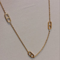 Détail des 7 pastilles creuses  en forme de H du collier sautoir Halifax doré