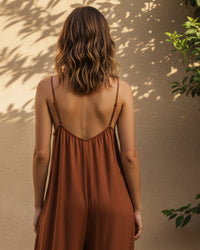 Combinaison longue Cléo terracotta portée de dos — décolleté dos, bretelles fines, coupe loose, jambes resserrées à la cheville, taille unique 36/42 — ineva
