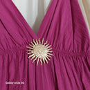 Détail broche soleil dorée amovible de la Combinaison longue Yasmine bougainvillier — élastique sous poitrine, col V plongeant, viscose fluide — ineva
