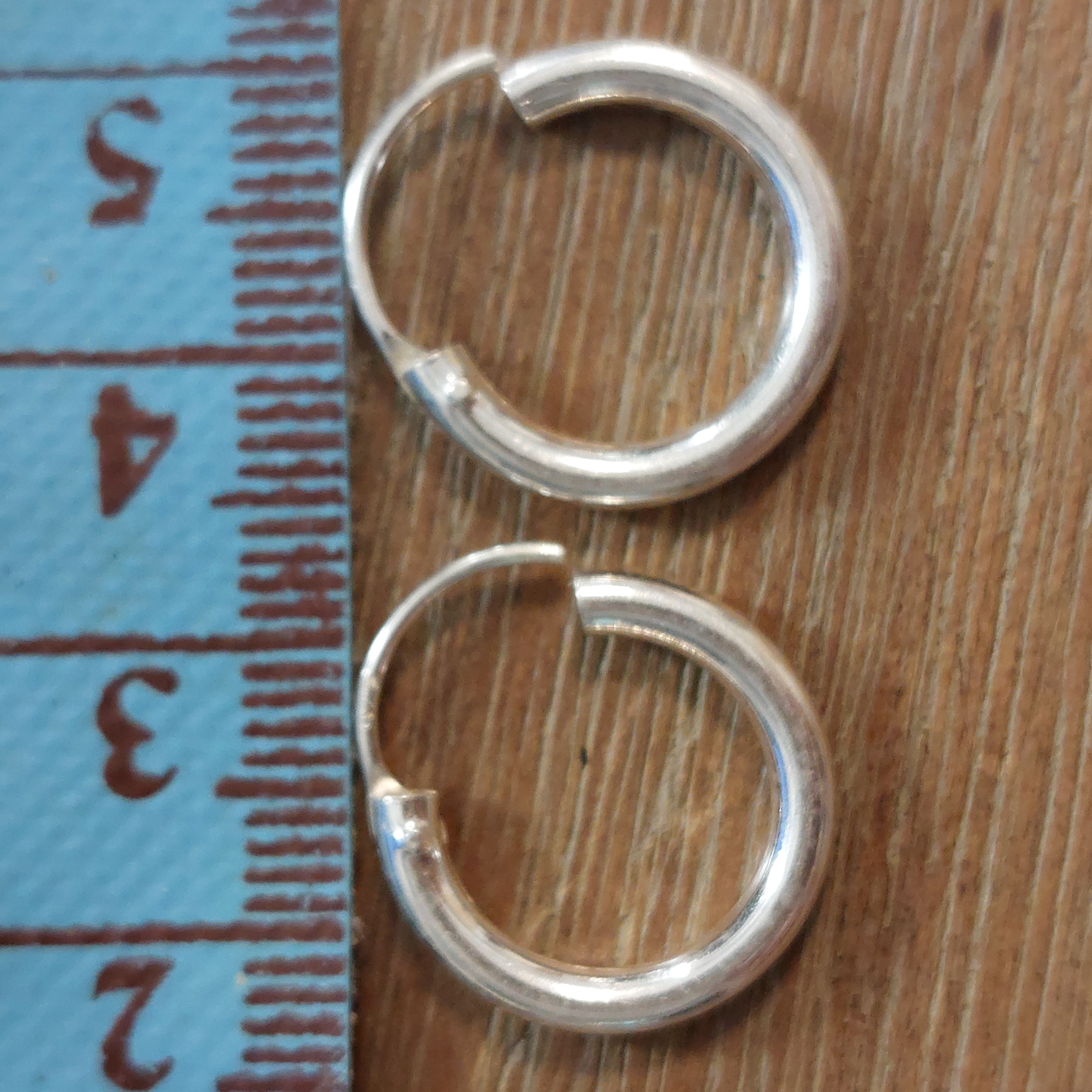 Créoles Pushkar argent 925 vue de profil - Détail du fermoir clipser sécurisé