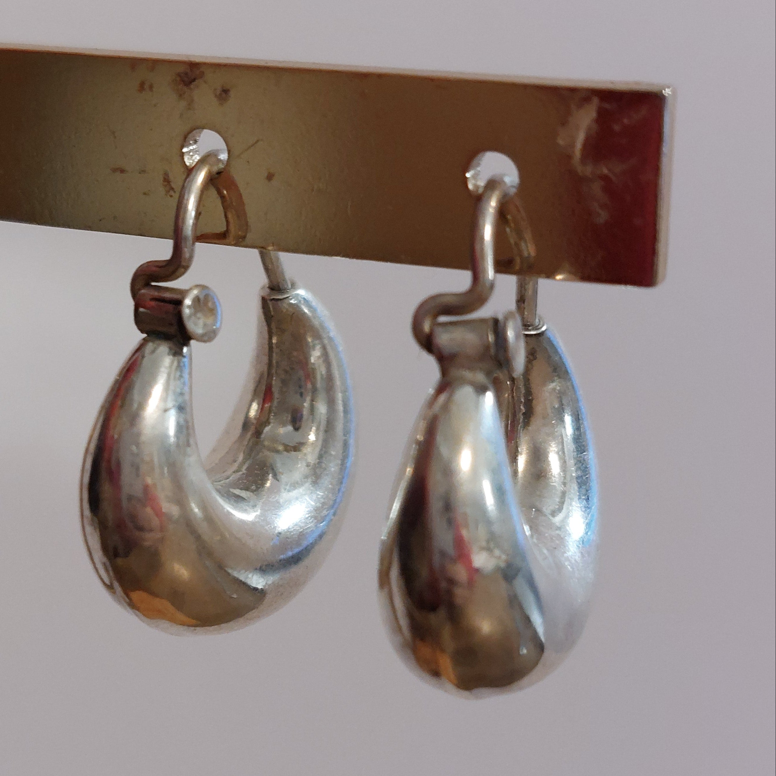 Boucles d'oreilles créoles Zama en argent 925 - Détail design demi-lune