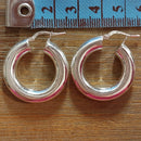 Vue de profil avec détails techniques (design, fermoir)