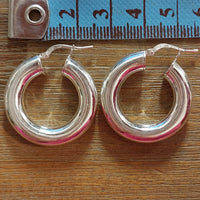 Vue de profil avec détails techniques (design, fermoir)