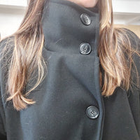 Détail col montant boutonné manteau Marcel - protection élégante contre le froid

