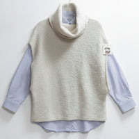 Débardeur Sacha porté en superposition sur une chemise rayée - idée de style