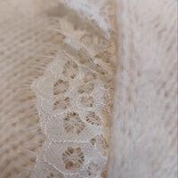 Détail dentelle pull Théo - finition raffinée et touche féminine délicate
