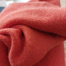 Détail col cheminée pull Karl corail - maille stretch brillante avec fil lurex doré raffiné
