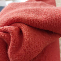 Détail col cheminée pull Karl corail - maille stretch brillante avec fil lurex doré raffiné
