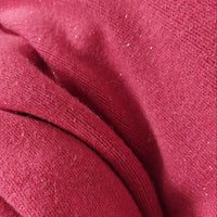 Détail col cheminée pull Karl rouge - fil lurex doré et texture viscose ultra-douce
