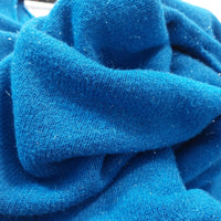 Détail pull Sandro bleu royal - maille stretch brillante et douceur exceptionnelle
