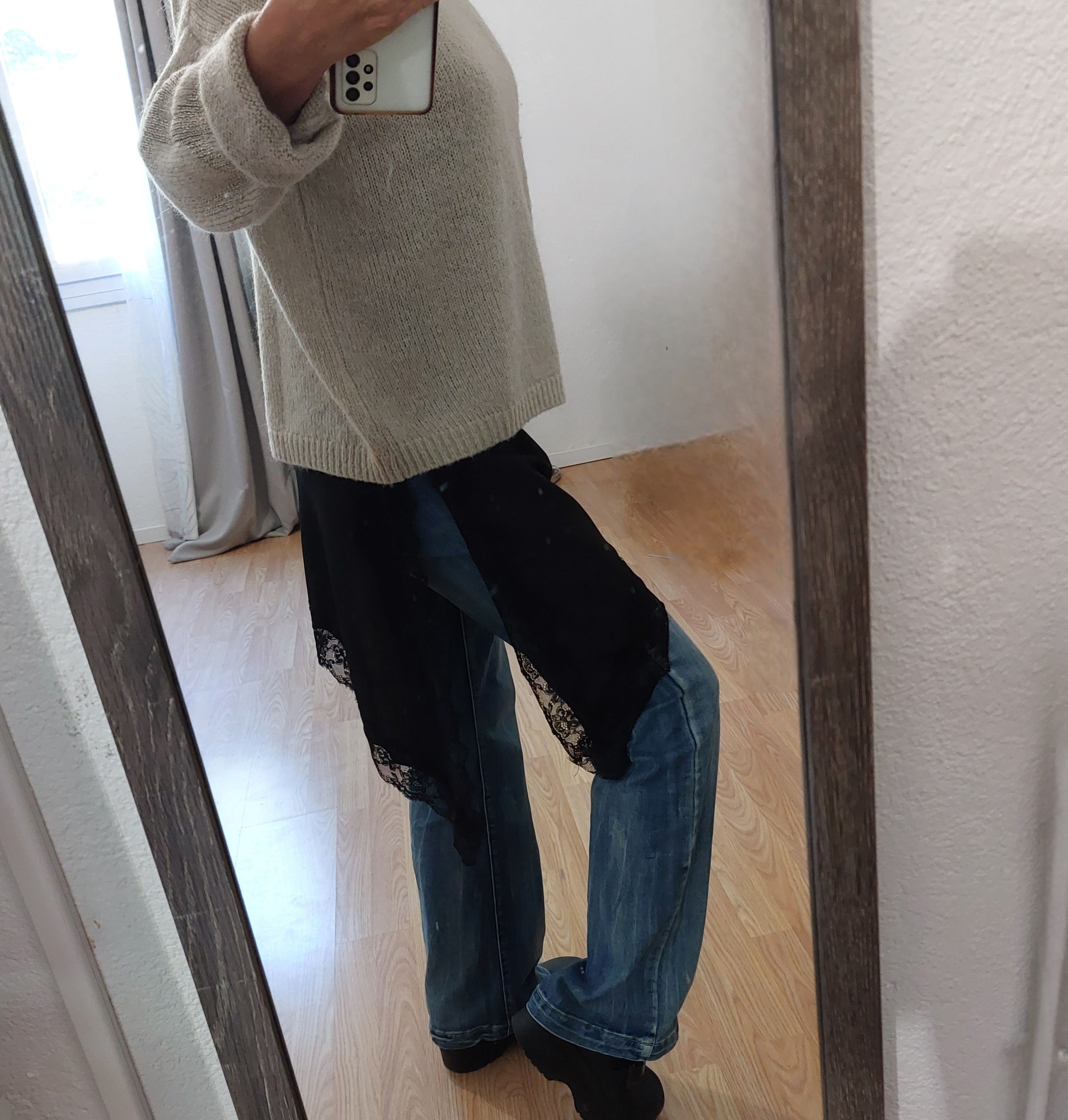 Détail robe nuisette Natalia - finition dentelle délicate pan asymétrique