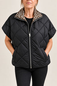 Doudoune sans manches réversible Alix noire portée, coupe oversized
