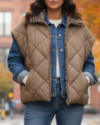 Doudoune ALIX sans manches femme réversible léopard oversized made in Italy - Vue face coloris taupe portée sur veste en jean
