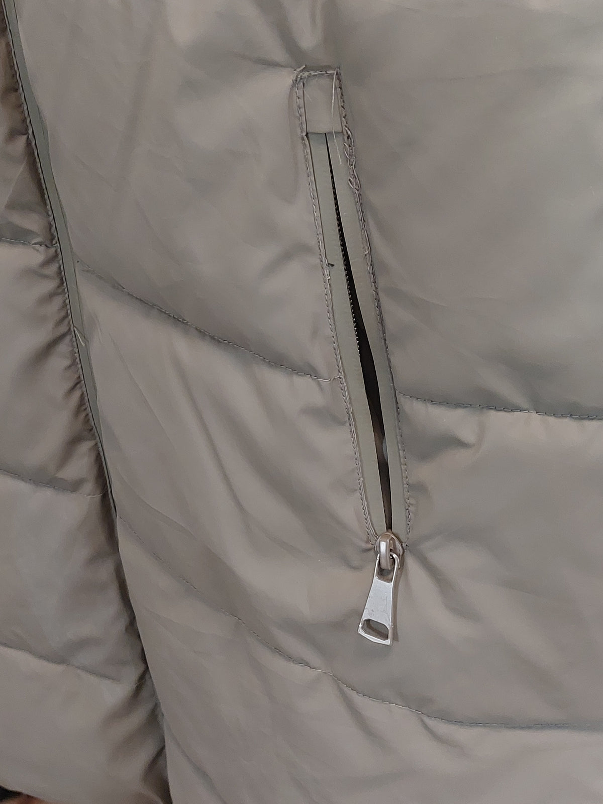 Détail de la poche zippée de la doudoune sans manches Malone
