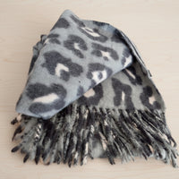 Écharpe Lisbonne imprimé léopard gris - Viscose et laine avec franges