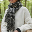 Écharpe Lisbonne imprimé léopard portée - Femme avec écharpe douce et chaude