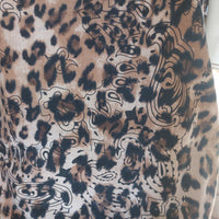 Détail texture écharpe Mistral - mélange viscose laine douce motif léopard premium