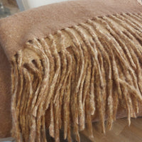 Écharpe Sazes réversible coloris camel avec finitions franges