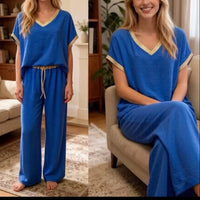 Ensemble Eddy bleu royal porté – top col V coupe ample et pantalon droit, finitions dorées, cadeau fete des mères