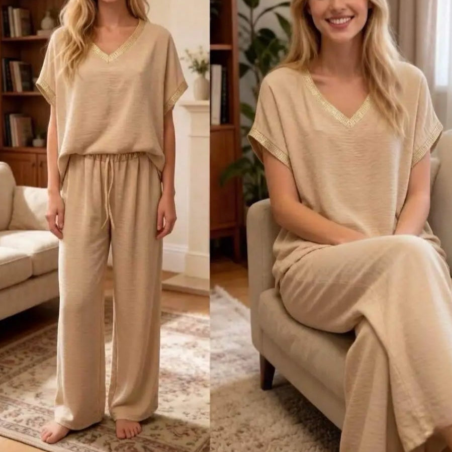 Ensemble Eddy beige porté – top manches courtes col V et pantalon droit élastique, finitions dorées
