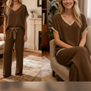 Ensemble Eddy choco porté – coordonné top col V et pantalon droit, finitions dorées femme