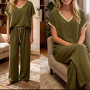 Ensemble Eddy kaki porté – coordonné top col V et pantalon droit taille élastique, finitions dorées, sur Carry le rouet