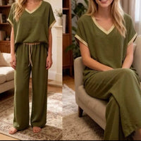 Ensemble Eddy kaki porté – coordonné top col V et pantalon droit taille élastique, finitions dorées, sur Carry le rouet