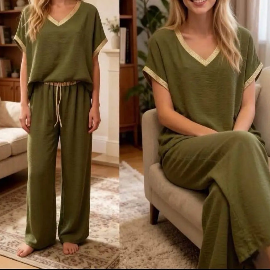 Ensemble Eddy kaki porté – coordonné top col V et pantalon droit taille élastique, finitions dorées, sur Carry le rouet