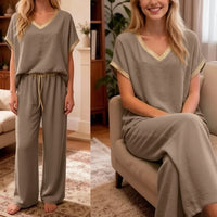 Ensemble Eddy taupe porté – coordonné top col V et pantalon droit, finitions dorées femme