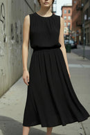 Ensemble 2 pièces Toma noir porté en rue — top sans manches col rond élastique taille + jupe longue évasée, viscose fluide, taille unique 36/42, Made in Italy — ineva
