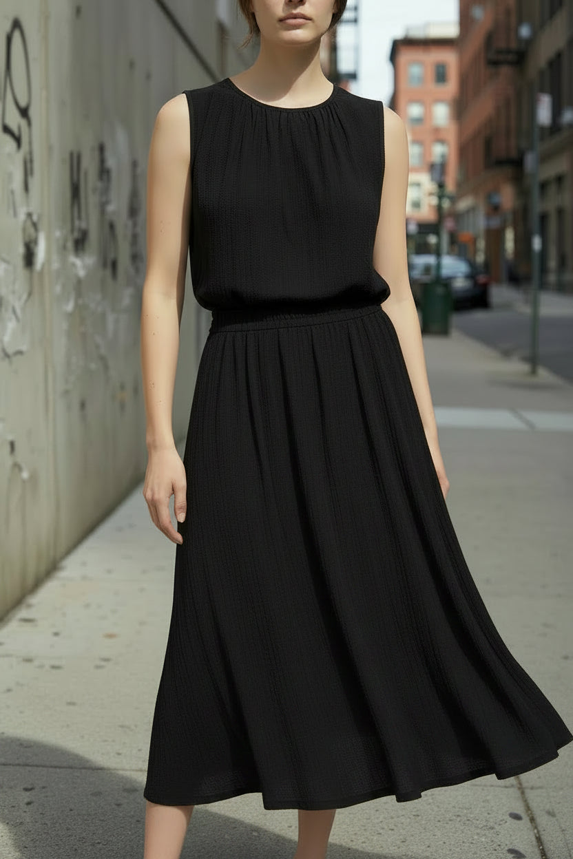 Ensemble 2 pièces Toma noir porté en rue — top sans manches col rond élastique taille + jupe longue évasée, viscose fluide, taille unique 36/42, Made in Italy — ineva
