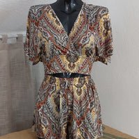 ensemble short flottant et crop top cache coeur dans un imprimé kashemir dans le kaki beige et choco sur carry le rouet