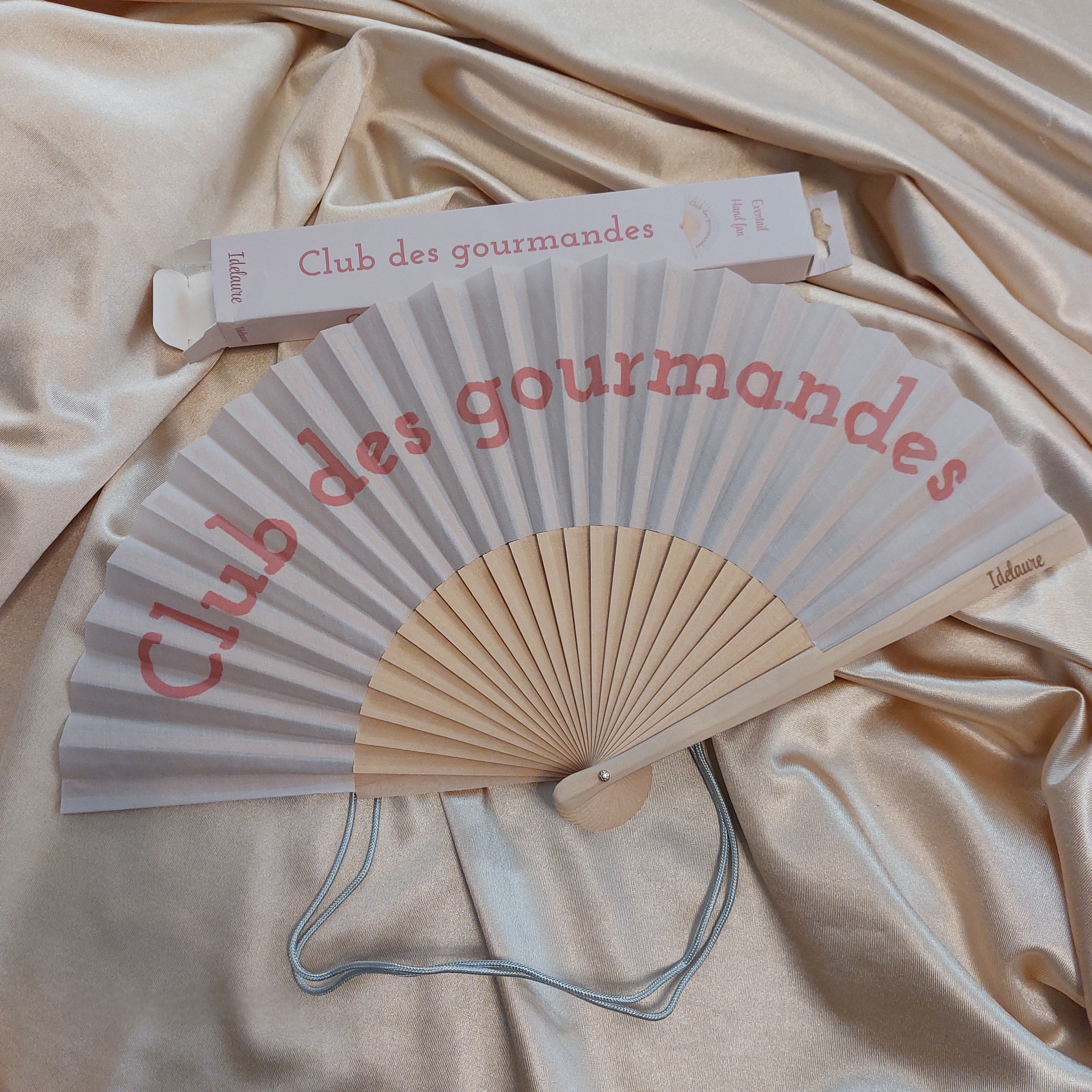 Éventail Abanito ouvert message Club des gourmandes – col rose layette, dragonne bandoulière