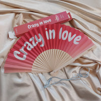Éventail Abanito ouvert message Crazy in love – col framboise, dragonne inclus