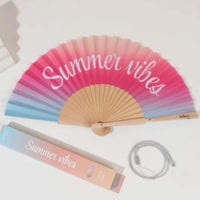 Éventail Abanito ouvert message Summer vibes – col fuchsia et bleu ciel, accessoire plage sur carry le rouet