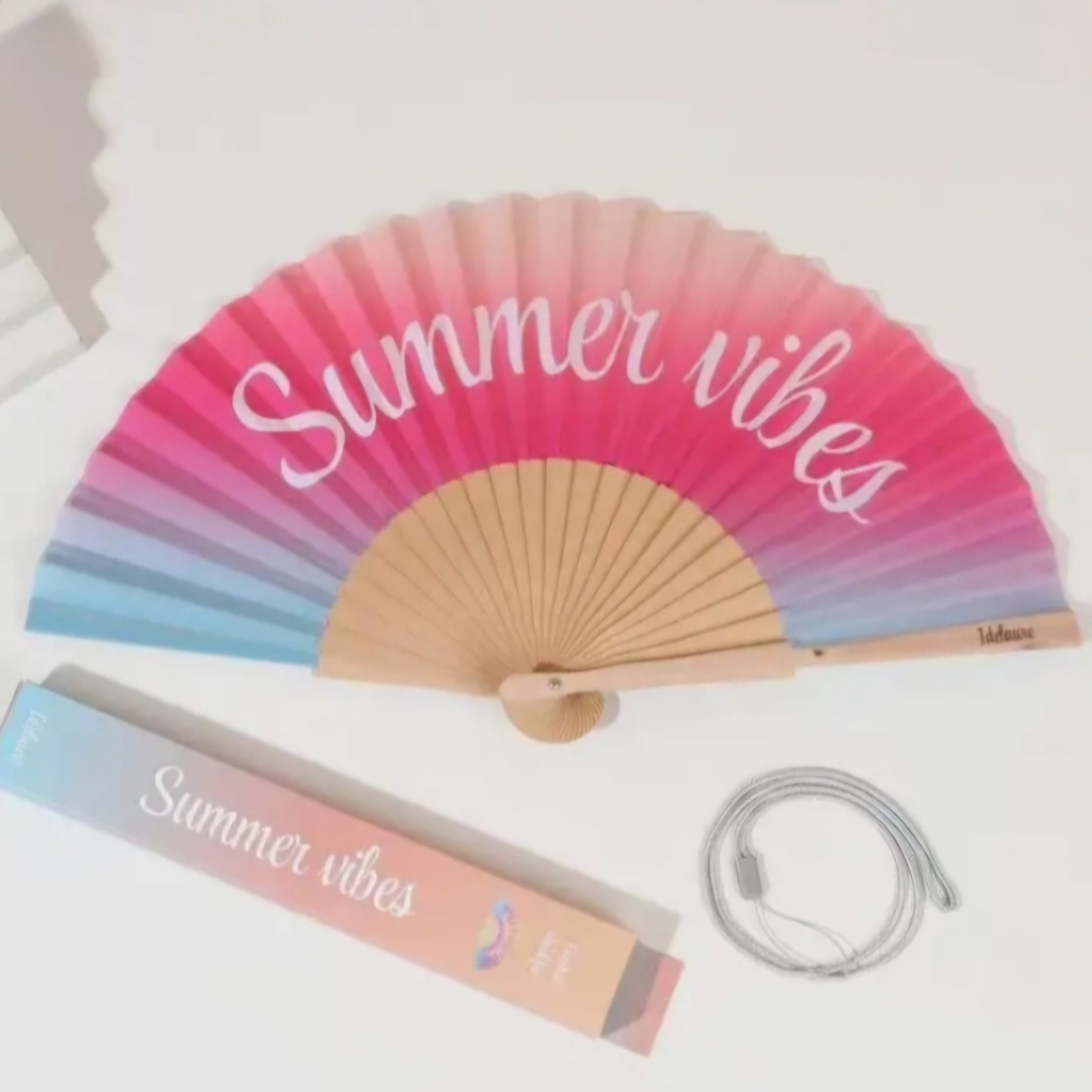 Éventail Abanito ouvert message Summer vibes – col fuchsia et bleu ciel, accessoire plage sur carry le rouet