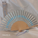 Eventail paillettes bois Evail argent ouvert message D'Amour et de Paillettes écrit en bleu ciel avec dragonne et boite d'emballage - ineva