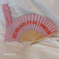 Eventail paillettes bois Evail rose ouvert message Des Bisous et de l'Amour écrit en rouge avec dragonne et boite d'emballage - ineva 