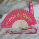 Éventail paillettes bois Aba fushia message humoristique "putain de chaleur" ecrit en jaune e bandoulière incluse - ineva