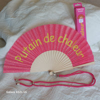 Éventail paillettes bois Aba fushia message humoristique "putain de chaleur" ecrit en jaune e bandoulière incluse - ineva