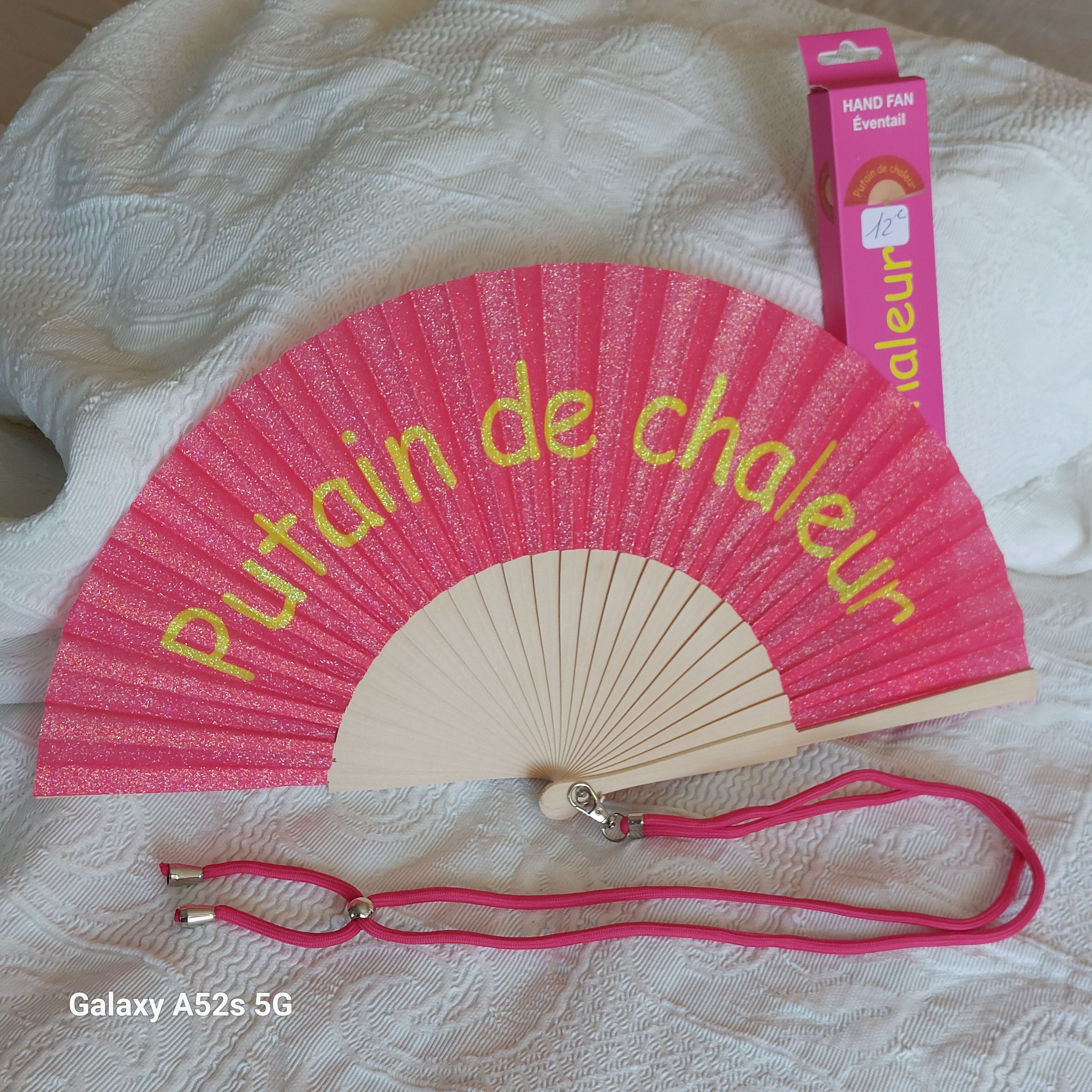 Éventail paillettes bois Aba fushia message humoristique "putain de chaleur" ecrit en jaune e bandoulière incluse - ineva