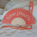Éventail paillettes bois Aba orange message humoristique "Putain j'étouffe" écrit en blanc et bandoulière incluse - ineva