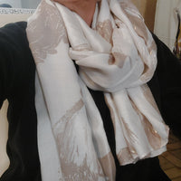 Femme portant le foulard Bran aux motifs ramage délicats, écharpe viscose-coton ultra-légère