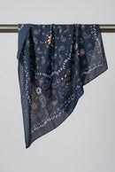 Foulard carré Cleo marine imprimé bandana, finition cloutée cuivrée
