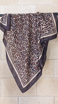 Foulard carré Cleo imprimé léopard, finition cloutée cuivrée
