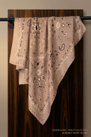 Foulard carré Cleo beige imprimé bandana, finition cloutée cuivrée
