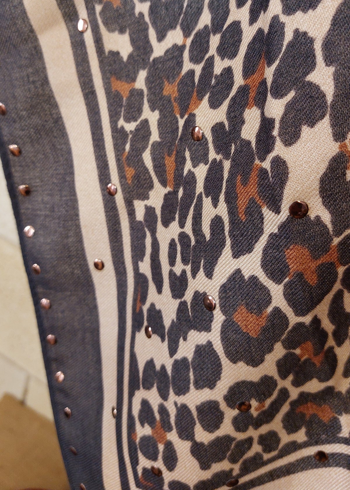 Vue de détail du foulard Cleo imprimé léopard
