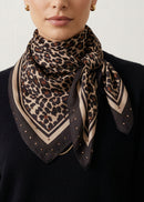 Foulard carré Cleo imprimé léopard porté, finition cloutée cuivrée
