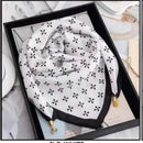 Foulard Magnétic blanc – carré viscose imprimé, fermeture aimantée dorée